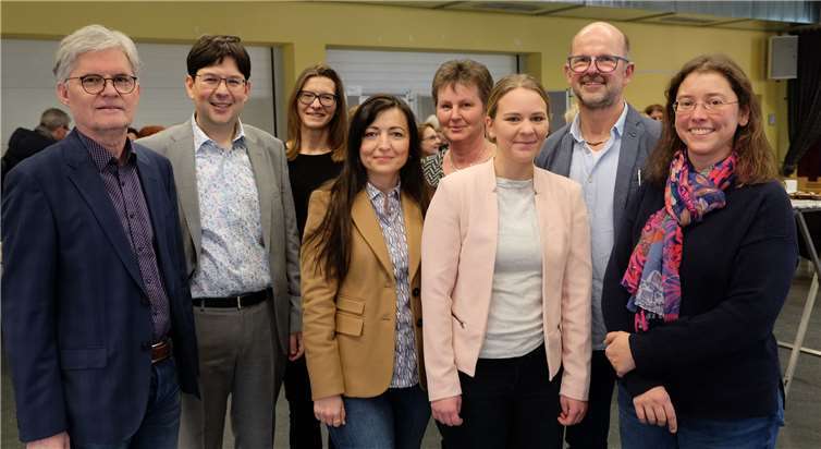 Experten um Bürgermeister Michael Mang (2. von links) haben mit Unterstützung durch das Institut für sozialpädagogische Forschung in Mainz (ism) ein Integrationskonzept für Neuwied erarbeitet. (Das Foto wurde bereits vor den durch die Corona-Pandemie hervorgerufenen Beschränkungen aufgenommen.)Foto: Stadtverwaltung