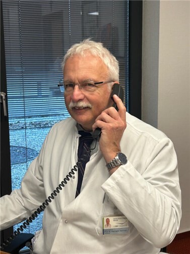 Experten wie Prof. Dr. med. Ralf Gold vom Ärztlichen Beirat des DMSG-Bundesverbandes beantworten bei einer Telefonaktion Fragen zur Diagnose und Therapie der Multiplen Sklerose.