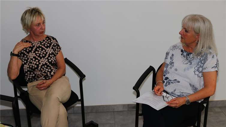 Expertentipps für feines Haar auch mit 60+ gab es im Interview. (l.) Geschäftsführerin Beatrix Schäfer von Friseur Kohns im Gespräch mit Martina Heisser, Organisatorin der PROaktiv60+ Events.