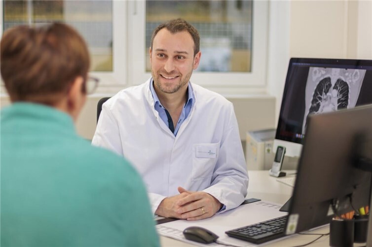 Expertenwissen aus erster Hand: Im Rahmen eines Infoabends gibt Dr. Tim Mödder (Chefarzt Kardiologie, internistische Intensivmedizin und Schlaganfalleinheit) Einblicke in Diagnose- und Behandlungsmöglichkeiten bei Herzklappenerkrankungen.  Foto: Joachim Gies | Marienhaus