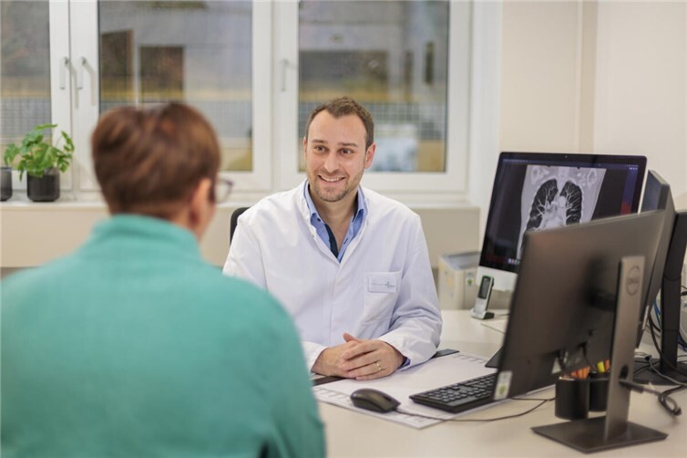 Expertenwissen aus erster Hand: Im Rahmen eines Infoabends gibt Dr. Tim Mödder (Chefarzt Kardiologie, internistische Intensivmedizin und Schlaganfalleinheit) Einblicke in moderne Verfahren zur Früherkennung und Behandlung von Verengungen der Herzkranzgefäße.  Foto: Joachim Gies | Marienhaus