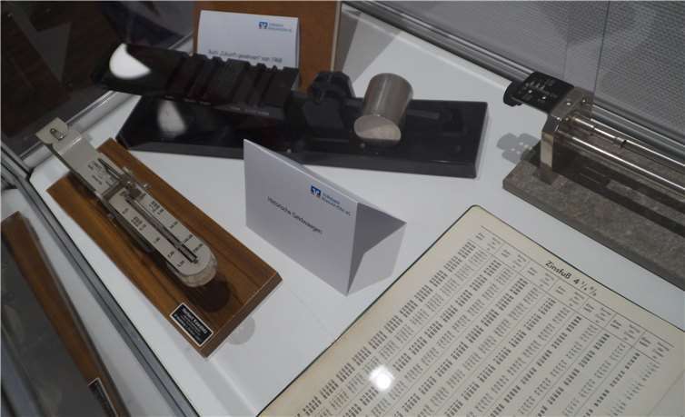 Exponate aus dem Volksbank-Archiv sind ebenfalls Teil der Ausstellung.