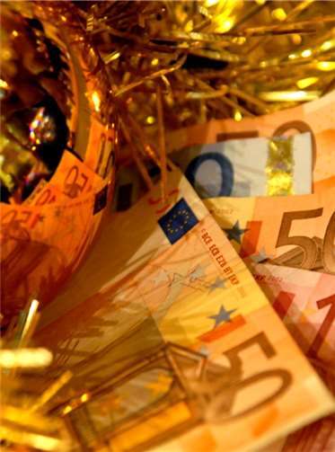 Augen auf beim Weihnachtsgeld Extra-Scheine unterm Tannenbaum sind kein „Almosen des Chefs“, sondern klar im Tarif- oder Arbeitsvertrag geregelt. Die NGG gibt die wichtigsten Infos rund ums Weihnachtsgeld.NGG
