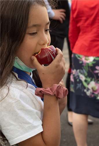 Exzellente Bildung seit 1854 – und immer noch knackfrisch: Jeder Besucher erhielt einen Apfel mit Schullogo als Geschenk. Foto: Jana Schlochtemeier