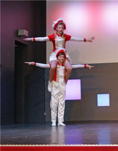 Exzellenter Auftritt des Juniorentanzpaares im Paartanz Celia Hofmann und Henri Welling.