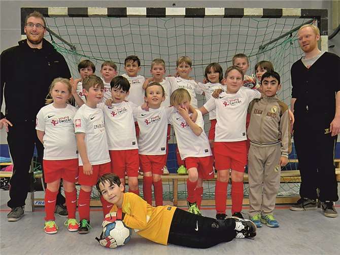 F-Jugend - JSG Königsfeld (Waldorf): Obere Reihe (v.l.): Trainer Andreas Bous, Jakob Götz, Joel Maurice Tannert, Jonas Nasri, Tim Füllmann, Leon Bialowons, Maximilian Schwier, Kasper Handel, Sebastian Nachtsheim, Trainer Aaron Lang; untere Reihe (v.l.): Lena Mae Weber, Kevin Schwarz, Mika Eisenzapf, Jan-Luca Barz, Moritz Willer, Jakob Breuer, Ahmed Mouhamad Salim; liegend: Elias Halkenhäuser. Nicht auf dem Bild: Pascal Henseler, Louis Dahm.privat