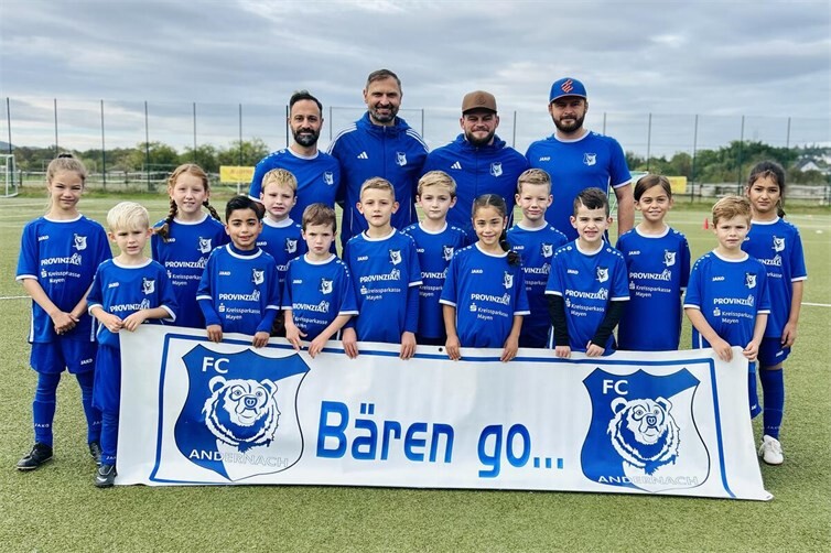 F-Jugend:v. l. n. r.: Luise Pies, Oskar Enns, Elli Schick, Kenan Tertemiz, Tion Lik, Leo Gramminger, Carlo Bicvic, Mattheo Frei, Ayla Tertemiz, Samuel Schick, Luan Marquardt, Isabell Schaaf, Jakob Enns und Shania Osman. In der Reihe dahinter stehen die Trainer: Sinan Tertemiz, Dinko Bicvic, Daniel Enns und Waldemar Enns.