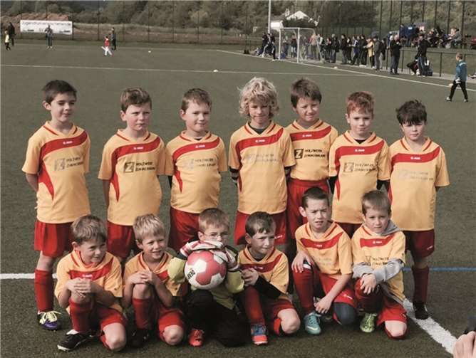 F-Junioren der JSG Ober- / Niederzissen beim Vito Cup in Kripp: (v.R.v.l.) Simon Fronert, Tim Dahm, Joshua Bell, Felix Hinson, Aleksander Lipinski, Eric Albrecht; (h.R.v.l.) Tim Besser, Max Manderscheid, Nick Klausing, Jaron Densing, Lars Klapperich, Noah Weidenbach, Lennart Friedsam.privat