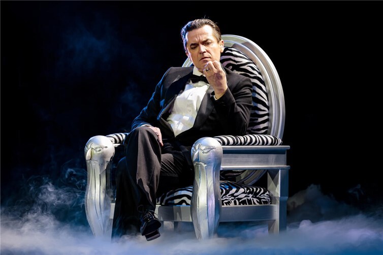 „FALCO MEETS AMADEUS“ erzählt ebenso bildgewaltig und exzentrisch von zwei absoluten Ausnahmeerscheinungen in der Musikgeschichte. Foto: Dominik Gruss