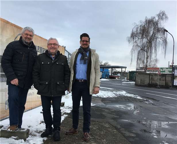 FBG-Spitzenkandidat Christian Altmaier (rechts) und die Bau- und Umweltpolitiker (von links) Ratsmitglied Walter Baum und Werner Rosenbaum im Stadtteil Lützel.Foto: privat
