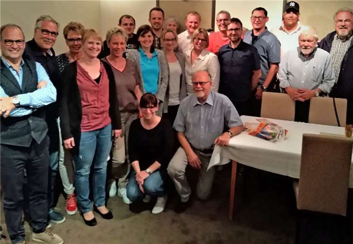 FBL-Vorsitzender Wilfried Humpert mit seinem Stellvertreter Ernst Klein, Ehrenvorsitzender Hans-Joachim Bergmann und viele Kripper Kandidaten mit ihren Partnern sowie Helfern.