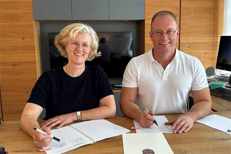 FBS-Geschäftsführerin Iris Emmerich und Jörg Lempertz, Bürgermeister VG Mendig, haben die Kooperationsvereinbarung zur Ferienbetreuung unterzeichnet. 