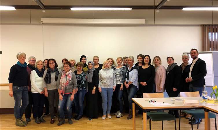 FBS-Koordinatorin Bea Röder-Simon mit den Betreuungskräften und Kommunikationstrainerin Hildegard Schanz mit Geschäftsführer Nils Zimmermann.Foto: Familienbildungsstätte Neuwied