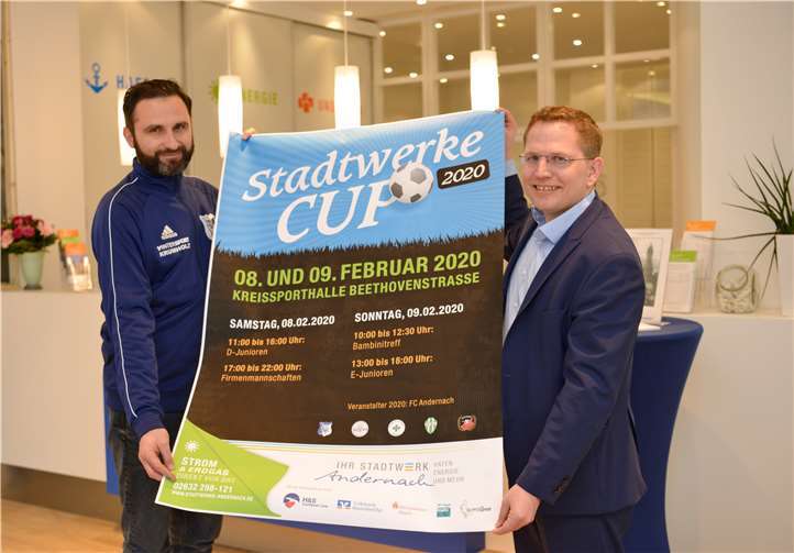 FC Andernach richtet den 7. Stadtwerke-Cup im Januar 2020 aus. Leo Bicvic (links) und Stadtwerke-Geschäftsführer Lars Hörnig (rechts) freuen sich auf das Andernacher Fußballevent für Junioren- und Firmenmannschaften.Foto: Meta Welling