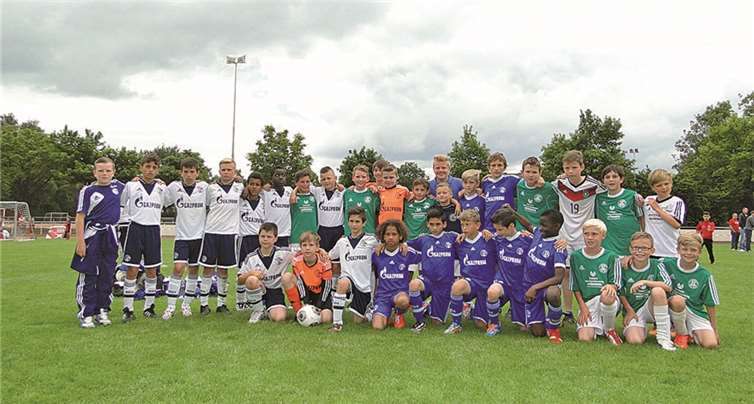FC Plaidt mit FC Schalke 04 I und II nach dem 1:1.  Privat