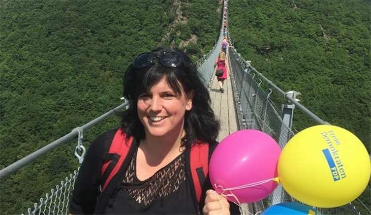 FDP-Bundestagskandidatin Carina Konrad auf der Hängeseilbrücke Geierlay.n privat