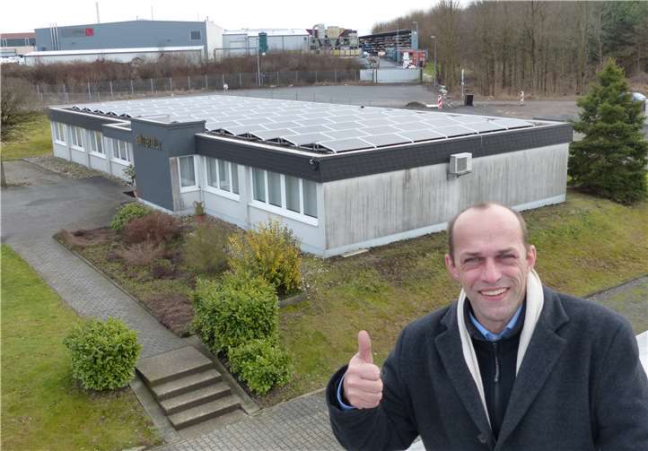 FDP-Kreischef Alexander Buda vor seiner Solaranlage.Foto: privat