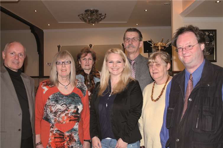 FDP- Kreisvorsitzende Ulrich van Bebber (1. v.li.) beglückwünscht die Ortsverbandsvorsitzende Jessica Frömbgen (3.v.li.) zu Platz eins auf der VG-Liste. privat