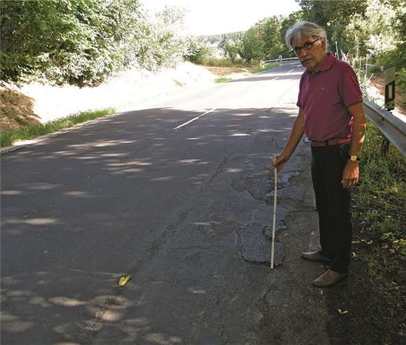 FDP-Ratsherr Lorenz Euskirchen weist erneut auf die unhaltbaren Zustände der L210 zwischen Loch und Kurtenberg hin. privat