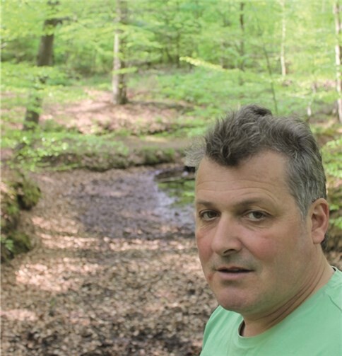 FDP-Ratskandidat Manfred Greuel sorgt sich um den Zustand der Pilgerweiher. .Privat