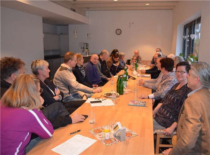 FDP-Vertreter und die Mitglieder der Bürgerinitiative Gemeinschaft Pro Umwelt diskutieren über die geplanten Windkraftanlagen.privat