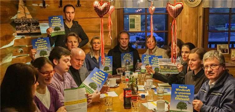 FDP im Gespräch mit Vertretern der Bürgerinitiative Sturm im Wald in Barweiler.privat