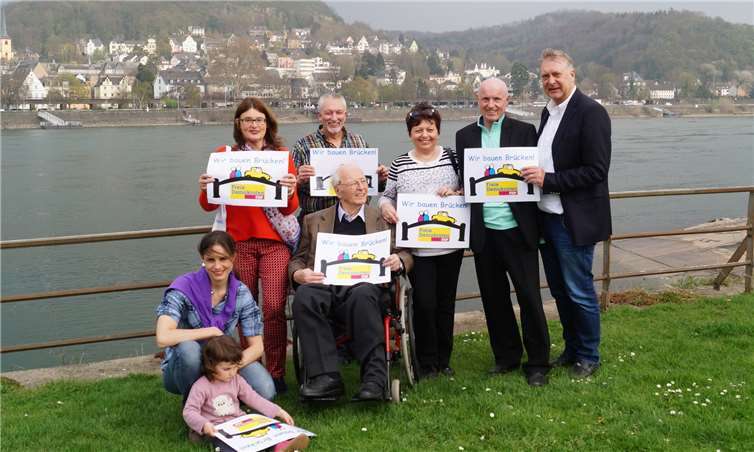 FDP ist sich einig - eine neue Rheinquerung ist wichtig für das Zusammenwachsen der Region: Christina Steinhausen, Brigitte Schmickler, Dirk Herminghaus, Roderich Graf von Spee, Doris Herminghaus, Ulrich van Bebber und Rolf Deissler (v. li.). Foto: privat