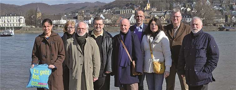 FDP will Brücke über den Rhein (v.li.n.re.): Christina Steinheuer, Fr. Pusch, Dr. Hermann Josef Sich , Eckhard Pusch, Ulrich van Bebber, Alexander Buda, Brigitte Schmickler, Tobias Kador und Rudi Rathfelder. privat