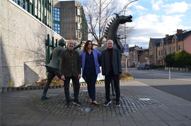 FDP will den Amtsschimmel auf Trab bringen. Die Wartezeiten bei der Kfz-Zulassung sollen kürzer gefährden, das fordern (von links) Dominik Graf von Spee, Christina Steinhausen und Ulrich van Bebber.  Foto:privat