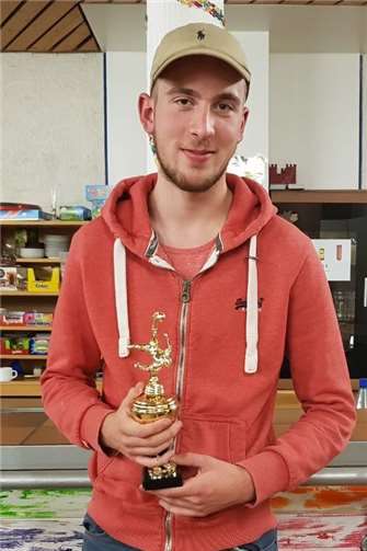 FIFA-18-Champion Kevin Phol mit dem Siegerpokal.Stadt Meckenheim