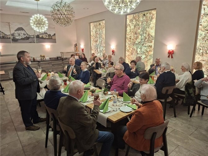 FK a.D. Ulf Neelsen (stehend) freute sich bei der Begrüßung, trotz ungewohntem Termin, über viele Teilnehmer.  Foto: Jürgen Schumacher