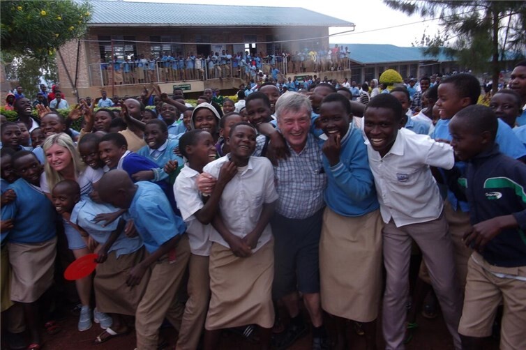 FLY & HELP-Botschafter Hans Peter Röhrig bei einer früheren Schuleröffnung in Ruanda. Mit besonderen Aktionen im Mai werden weltweite Bildungsprojekte unterstützt.