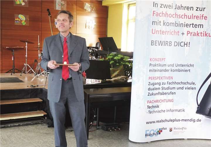 FOS-Koordinator Dirk Wehner ging vor der Zeugnisübergabe mit einem Augenzwinkern auf die Stärken und Schwächen der Schüler ein.