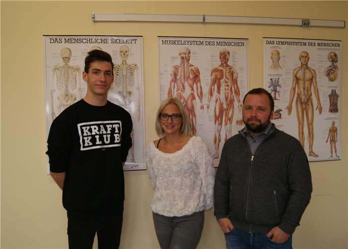 FOS-Lehrer David Lüttgen und die Zwölftklässler Lea Hans und Felix Esper. Privat