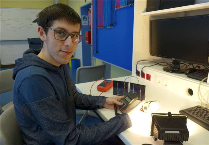 FOS-Schüler beim Experimentieren mit Solarzellen.