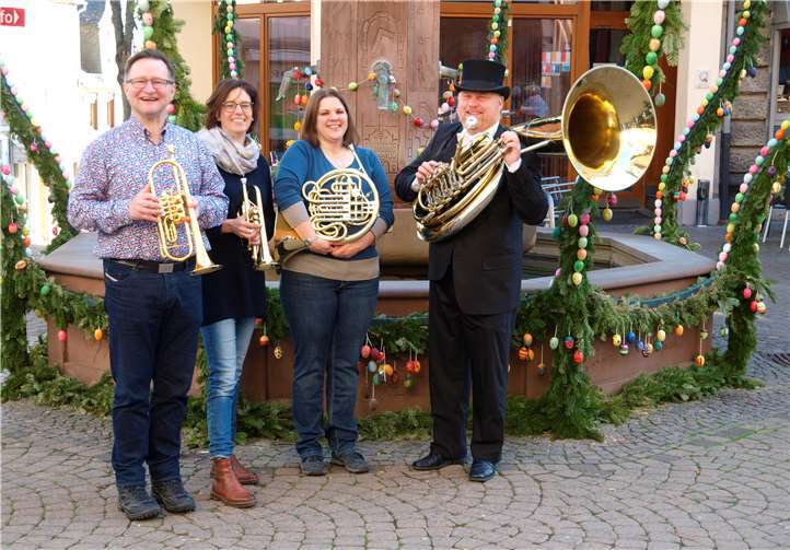 FRECHBLECH vor dem Osterbrunnen am Alten Rathaus in der Fußgängerzone Montabaur: Rudi Weide (v.li.n.re.), Claudia Liebe, Dorit Gille und Dekanatskantor Jens Schawaller. Foto: privat