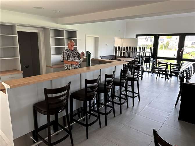 FVE-Vereinslegende Heinz Keuler kann es kaum erwarten, die ersten leeren Gläser zu füllen.