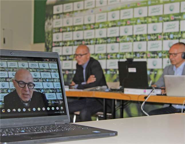 FVM-Präsident Bernd Neuendorf (im Bildschirm und lins) und Markus Müller (r.), Vorsitzender des Verbandsspielausschusses, beim ersten digitalen Verbandstag des FVM. Foto: FVM