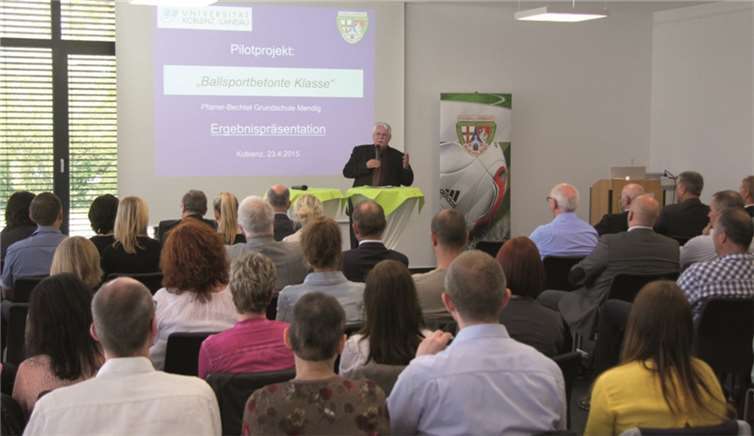FVR-Präsident Walter Desch bei der Begrüßung der zahlreichen Gäste in Koblenz.