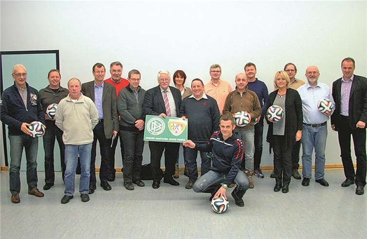 FVR Präsident Walter Desch und TUS-Vorsitzender Jürgen Frensch und andere Teilnehmer waren beim 1. Vereinsdialog 2015 vom FVR und vom Tus Niederberg im Kristallsaal des Sportparks Niederberg dabei. privat