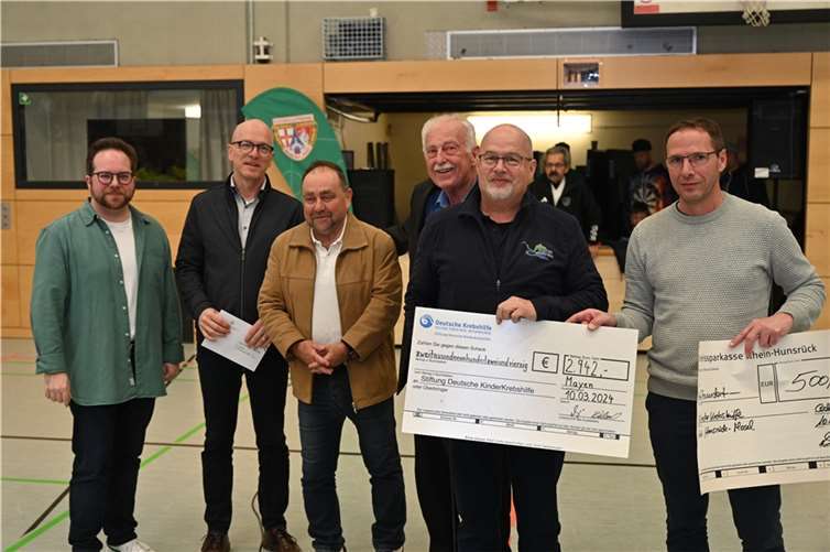 FVR-Vizepräsident Karlheinz Doerschel (Zweiter von rechts) hatte einen Scheck über knapp 3000 Euro für Winfried Schüller (rechts) mitgebracht.
