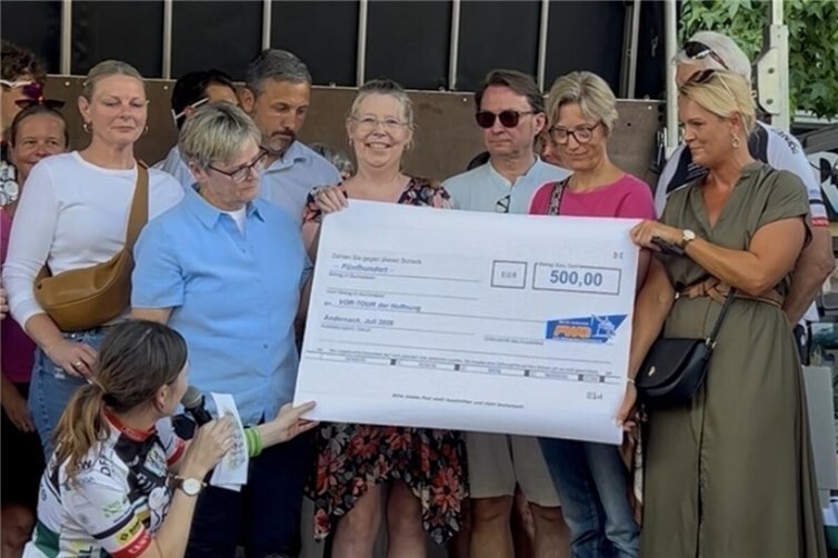 FWG Andernach überreicht einen Spendenscheck in Höhe von 500 Euro an die VOR-TOUR der Hoffnung