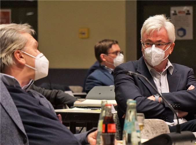 FWG Chef Karl-Josef Heinrichs (rechts) sprach sich für die massive Erhöhung der Grundsteuer aus.