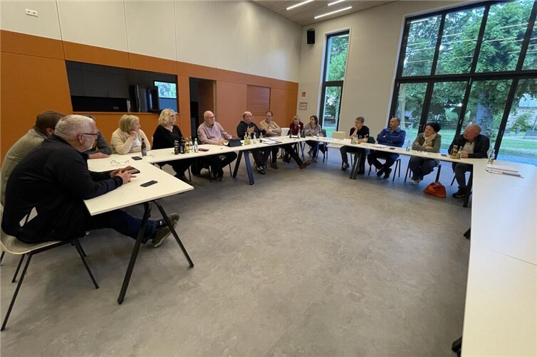 FWG Maifeld e.V. bereitet sich im neuen Gemeindehaus „Am Park“ auf Ausschusssitzungen vor.