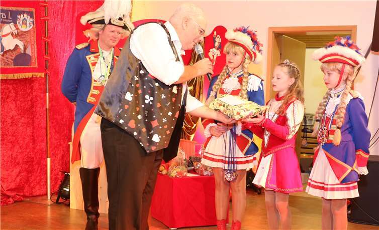 FWG Spitzenkandidat Christof Frensch überbringt die Glückwünsche der FWG Montabaur. Fotos: Markus Diel