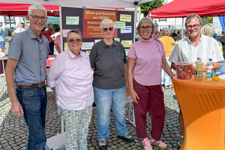 FWG-Vorsitzende Melanie Hürlimann (2. von rechts) und Fraktionssprecher Reiner Friedsam (links) freuten sich über die große Resonanz auf die Mitmachaktion „Gute Nachrichten für Sinzig“. Zahlreiche Besucher beteiligten sich und gestalteten gemeinsam ein buntes Bild positiver Nachrichten aus der Barbarossastadt.