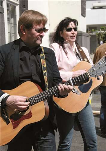 FWG Vorsitzender Egon Schäfer und Bandkollegin Edith Herrmann werden beim nächsten Infostand am 24. Mai für musikalische Unterhaltung sorgen. privat