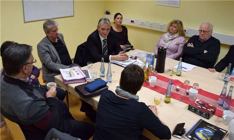 FWG-Vorsitzender Egon Schäfer und andere Mitglieder erkundigten sich nach der Unterbringung von Flüchtlingen in Andernach.  Privat