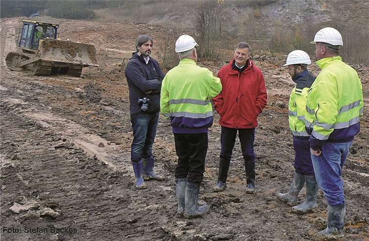 Fa. Stephan Schmidt KG Reiner Schmidt, SGD Nord Präsident Dr. Ulrich Kleemann, Biotopbetreuer Jörg Hilgers und weitere Vertreter des Unternehmens überzeugten sich vor Ort von den Schutzmaßnahmen. privat