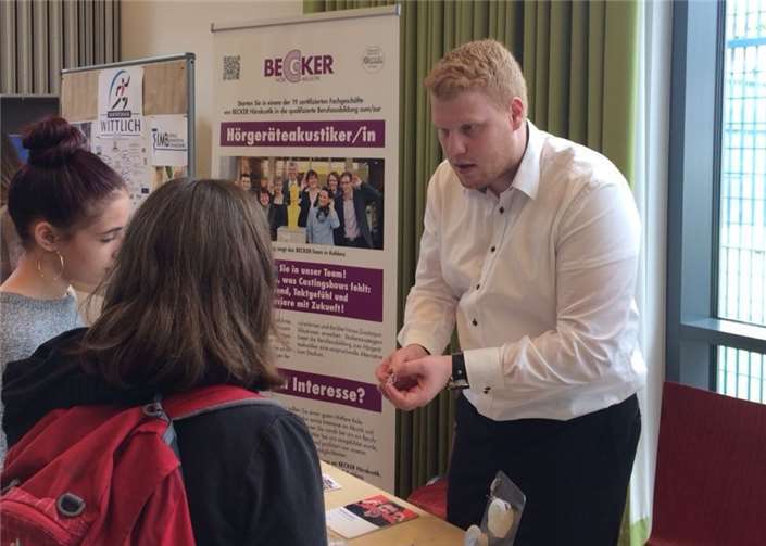 Fabian Althöfer, Auszubildender zum Hörakustiker bei BECKER Hörakustik stellt interessierten Schülerinnen die Berufsausbildung vor.